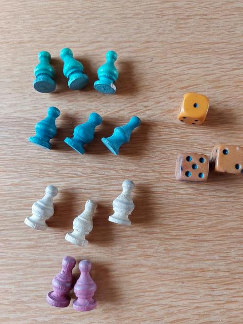 Oude houten spelpionnen en dobbelstenen, Hobby en Vrije tijd, Gezelschapsspellen | Bordspellen, Gebruikt, Ophalen of Verzenden