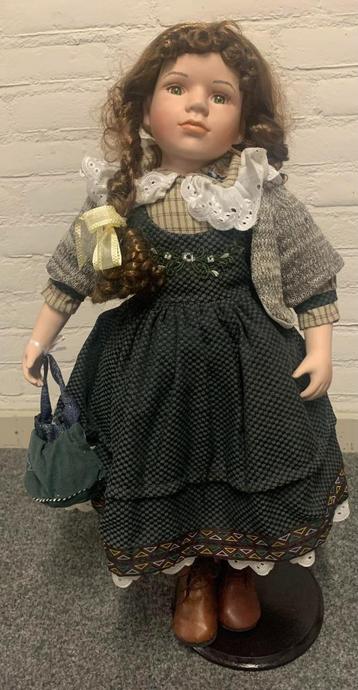 Pop 68 cm hoog met standaard en met mooie kleding. beschikbaar voor biedingen