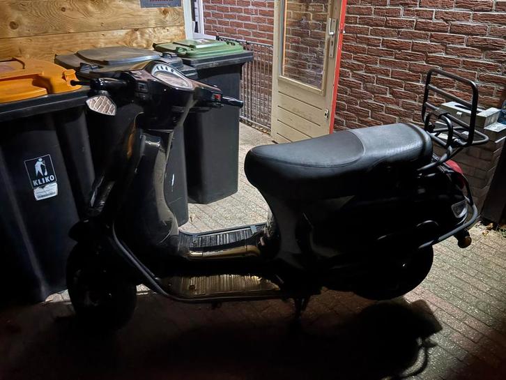 La souris sourini geel kenteken en lage km stand, Fietsen en Brommers, Scooters | Overige merken, Zo goed als nieuw, Benzine, Ophalen