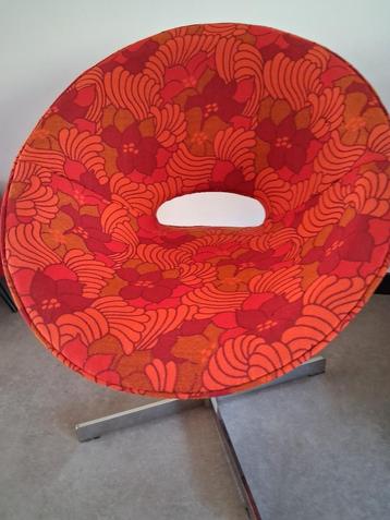 Design draaifauteuil, opnieuw gestoffeerd beschikbaar voor biedingen