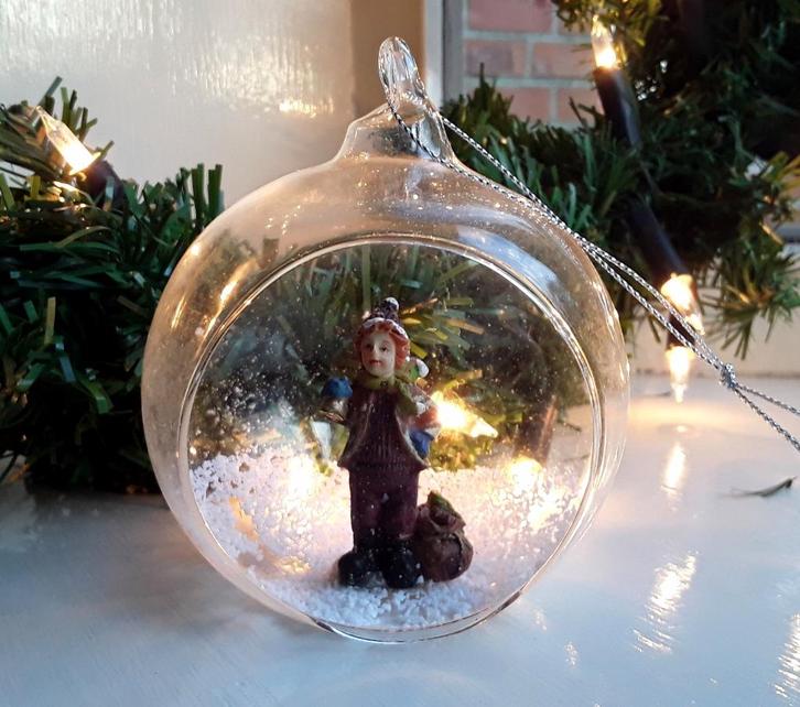Glazen kerstbal - open - met jongetje in de bal, Diversen, Kerst, Gebruikt, Ophalen of Verzenden