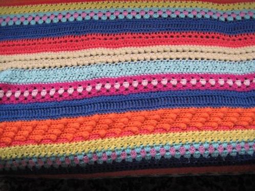 GEHAAKT , VROLIJK GEKLEURDE WOONDEKEN / OMSLAGDOEK,/ PLAID, Huis en Inrichting, Woonaccessoires | Plaids en Woondekens, Zo goed als nieuw