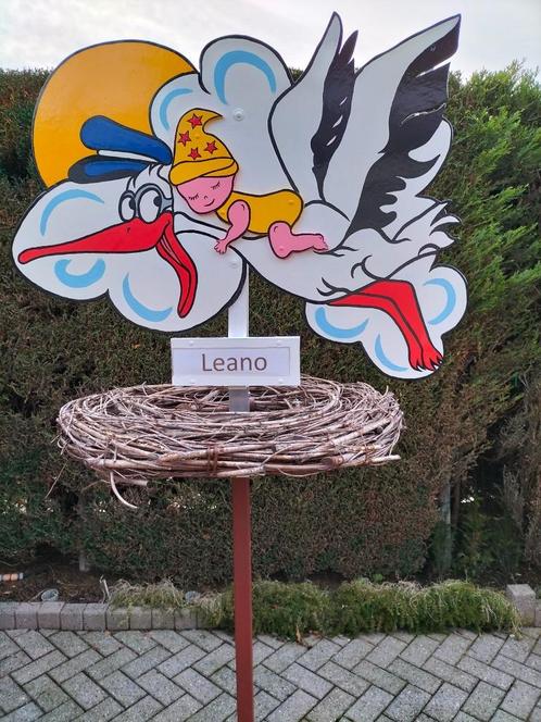 Geboorte ooievaar met baby op echt nest van takken., Kinderen en Baby's, Kraamcadeaus en Geboorteborden, Nieuw, Geboortebord, Ophalen