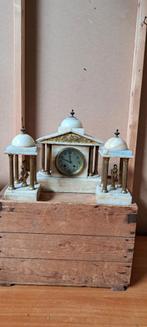 Antieke marmeren pendule met beelden, Antiek en Kunst, Antiek | Klokken, Ophalen of Verzenden