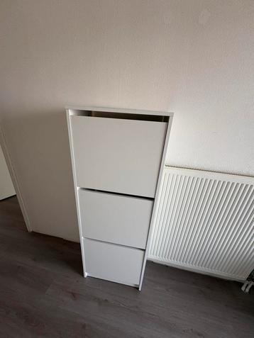 Witte schoenenkast met 3 vakken beschikbaar voor biedingen