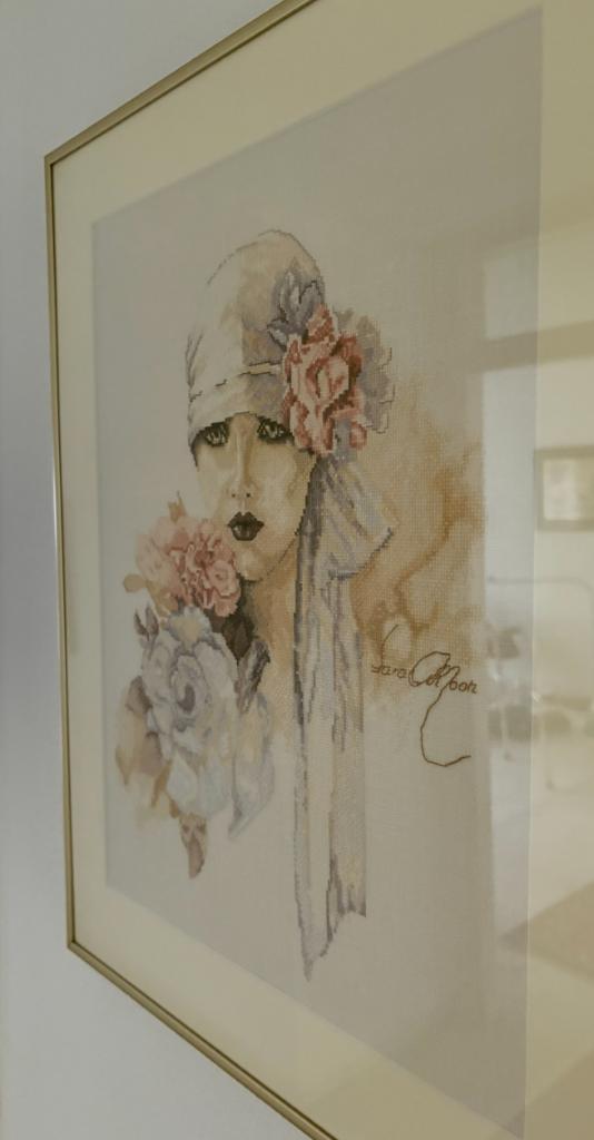 Handgeborduurd portret vrouw met bloemen in lijst, Huis en Inrichting, Woonaccessoires | Wanddecoraties, Ophalen of Verzenden