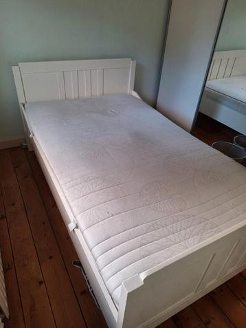 Wit Houten Bed met Matras twijfelaar beschikbaar voor biedingen
