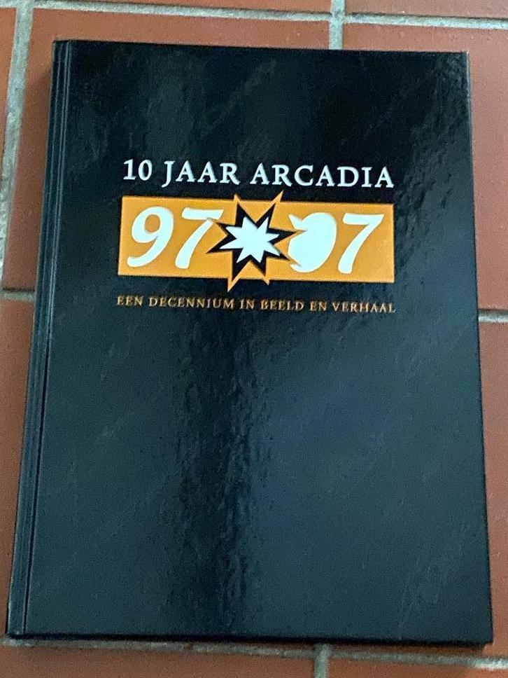 Arcadia - 10 jaar Arcadia 1997-2007 (HC, jubileumboek), Boeken, Stripboeken, Zo goed als nieuw, Eén stripboek, Verzenden