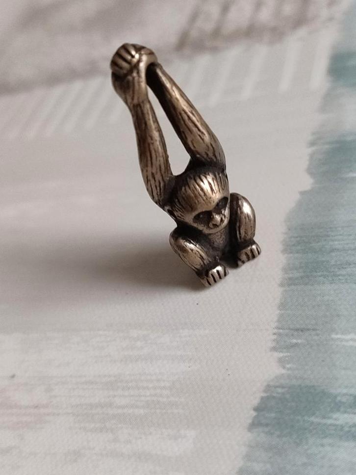Klein Bronzen Aapje - Decoratief Beeldje, Antiek en Kunst, Antiek | Koper en Brons, Ophalen of Verzenden