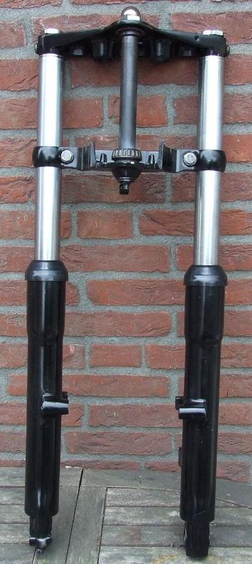 voorvork 41 mm. en mooie wielen (breed achterwiel) StreetBob beschikbaar voor biedingen