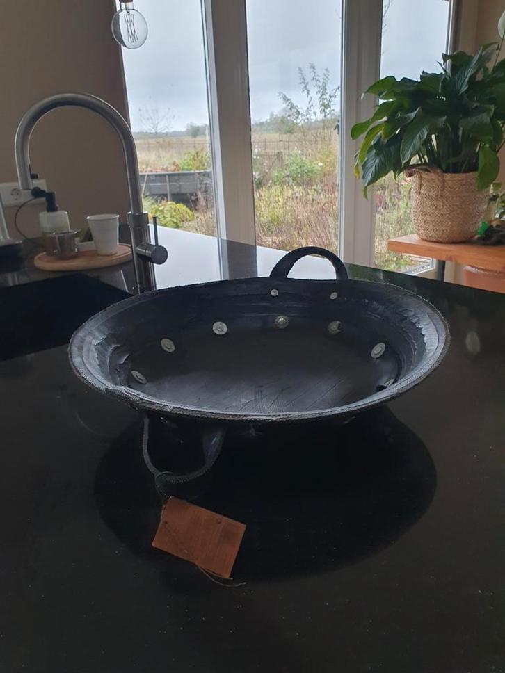 Grote Fairtrade Schaal Mand van Autobanden - Ø 45cm, Huis en Inrichting, Woonaccessoires | Schalen en Manden, Zo goed als nieuw