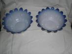 Twee bloemvormige schalen. Wit met blauw randje, Huis en Inrichting, Keuken | Servies, Ophalen of Verzenden, Overige stijlen, Aardewerk
