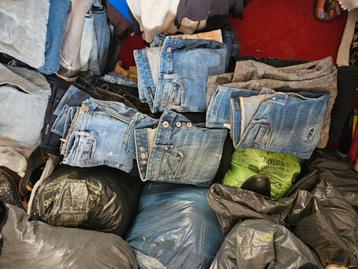 250 spijkerbroeken  beschikbaar voor biedingen