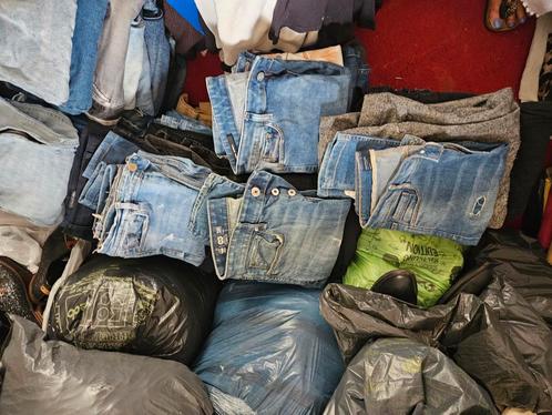 250 spijkerbroeken, Diversen, Rommelmarktspullen, Gebruikt, Ophalen of Verzenden
