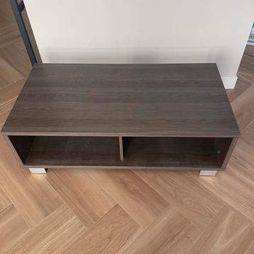 Salontafel met open vakken beschikbaar voor biedingen