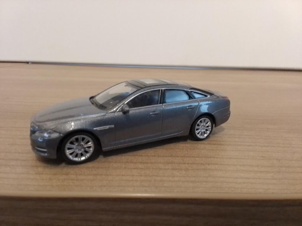 Welly.  JAGUAR XJ.  grijs metalic., Ophalen of Verzenden, Zo goed als nieuw, Auto, Overige merken