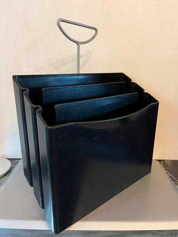 Tijdschriftenhouder van Andries & Hiroko van Onck voor Magis beschikbaar voor biedingen