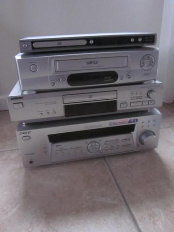 Sony versterker + radio + Philips CD speler + toebehoren beschikbaar voor biedingen