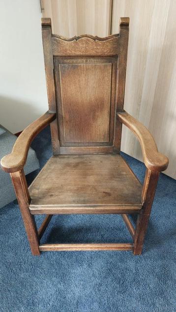 houten stoel beschikbaar voor biedingen