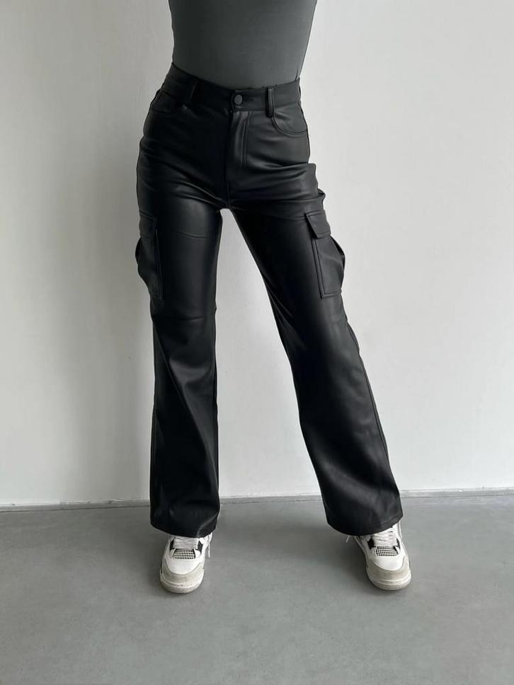 Leren cargo broek met stretch - maat 36 - faux Leather pants, Kleding | Dames, Broeken en Pantalons, Zo goed als nieuw, Maat 36 (S)
