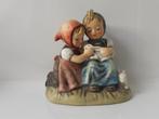 2 Hummels met lichte schade meisje op bankje kinderen konijn, Antiek en Kunst, Antiek | Porselein, Ophalen of Verzenden