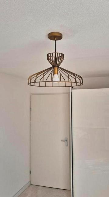 Mooie gouden hanglamp beschikbaar voor biedingen