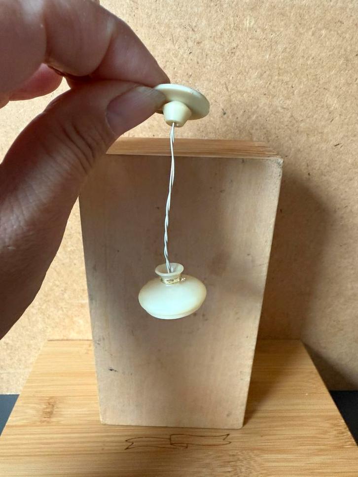 Lundby lamp (werkzaam) 2.6cm breed - kunststof, Verzamelen, Poppenhuizen en Toebehoren, Zo goed als nieuw, Poppenhuis, Ophalen of Verzenden