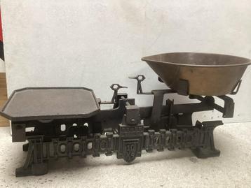 Antieke Weegschaal beschikbaar voor biedingen