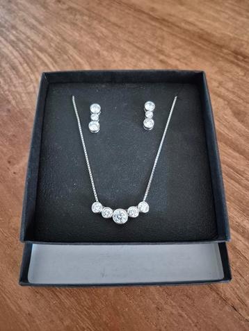 Set oorbellen en ketting zilver 925  beschikbaar voor biedingen