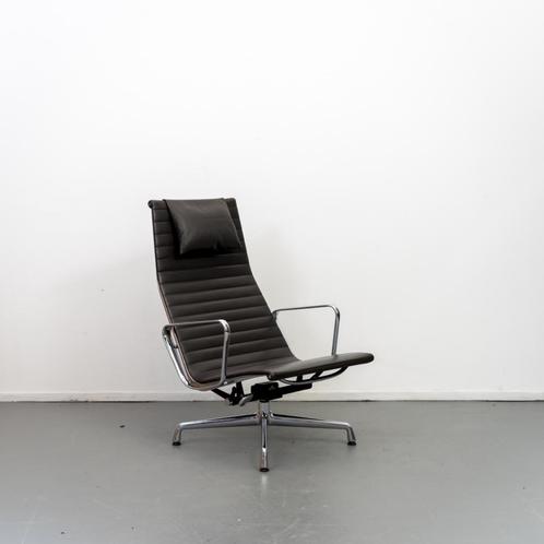 3x Vitra Eames EA 124 Fauteuil Donkerbruin Leer – Chroom, Huis en Inrichting, Fauteuils, Zo goed als nieuw, Leer, Metaal, 50 tot 75 cm