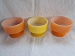 3 vintage pastelkleurige dessertschaaltjes op voet, Ophalen of Verzenden, Zo goed als nieuw, Glas, Overige stijlen