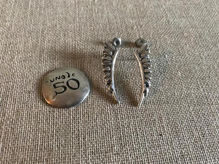 Uno de 50 oorbellen (123) feather in the breeze, Sieraden, Tassen en Uiterlijk, Oorbellen, Nieuw, Knopjes of Stekers, Overige materialen