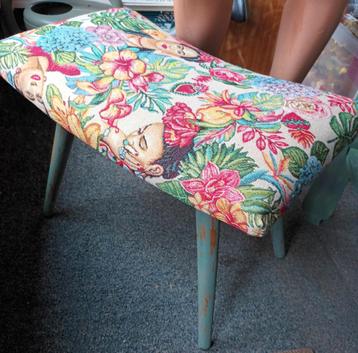 Vrolijk vintage voetenbankje met Frida Kahlo print beschikbaar voor biedingen