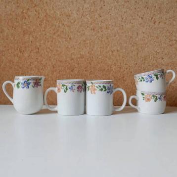 Set mokken en kannetje met bloemen beschikbaar voor biedingen