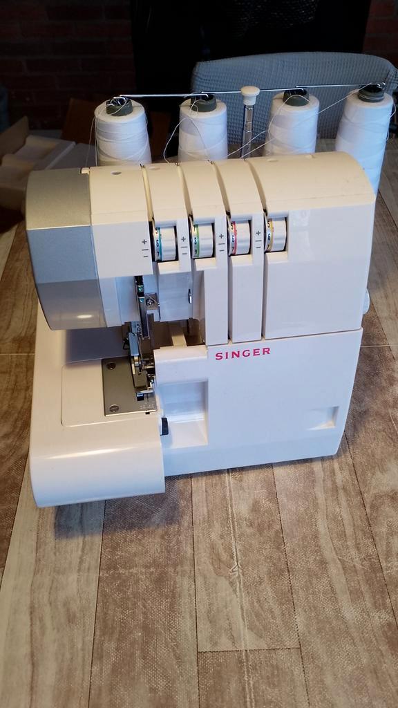 Singer lockmachine 14SH754, Hobby en Vrije tijd, Naaimachines en Toebehoren, Lockmachine, Singer, Ophalen