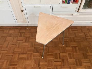 Vintage driehoekig bijzettafeltje salontafeltje retro beschikbaar voor biedingen