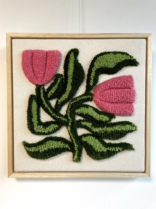 Getufte muurkunst bloem roze inclusief lijst - 38x38cm, Huis en Inrichting, Woonaccessoires | Schilderijen, Tekeningen en Foto's