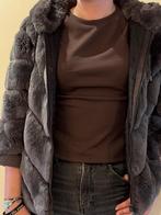 Mooie grijze jas van lama vacht, Maat 38/40 (M), Ophalen of Verzenden, Onbekend, Grijs