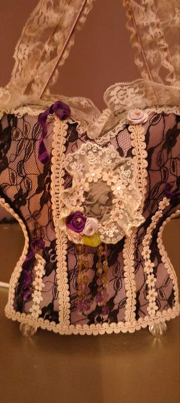 Korset / dames buste lamp beschikbaar voor biedingen