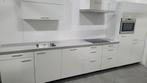 TOPDEAL Luxe Showroomkeuken 420 cm / Stenen blad / INNOVARE, Wit, Nieuw, Enkelwandige keuken, Composiet