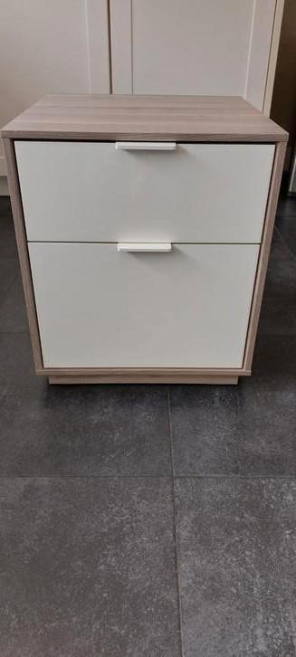 Te Koop: Mooi en degelijk ladenkastje beschikbaar voor biedingen