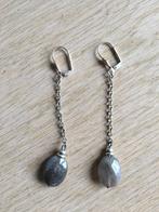 hangoorbellen grijze steen nagenoeg nieuw mooi, Sieraden, Tassen en Uiterlijk, Oorbellen, Overige materialen, Hangers, Ophalen of Verzenden