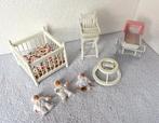 Witte poppenhuis meubeltjes met 3 babypopjes, Kinderen en Baby's, Speelgoed | Poppenhuizen, Ophalen of Verzenden, Gebruikt, Toebehoren