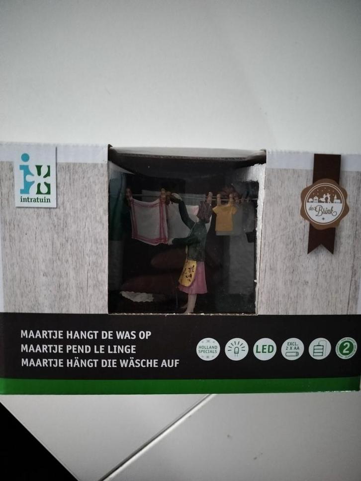 Kerstdorp Figuur - Maartje Hangt de Was Op, Diversen, Kerst, Nieuw, Ophalen of Verzenden