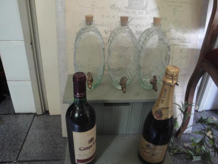 3 flessen met tapkraantjes om evt drank in te doen, Antiek en Kunst, Curiosa en Brocante, Ophalen of Verzenden