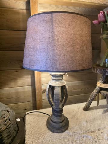 Houten baluster lamp met kap beschikbaar voor biedingen