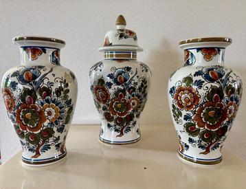 Vazen: Flora Keramiek in Delfts Polychroom beschikbaar voor biedingen