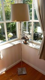 Stijlvolle staande lamp met beige kap., Huis en Inrichting, Ophalen, Gebruikt, Metaal, Modern
