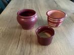 3 bloempotjes. Bordeaux. H 7.5. 10. en 11 cm., Ophalen, Gebruikt, Rond, Aardewerk