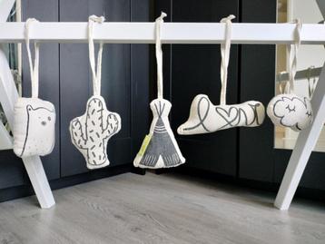 Witte houten babygym met hangers | Child Wood